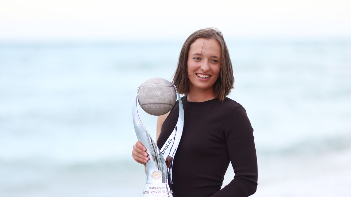 MIAMI GARDENS, FLORIDA - APRIL 02:  In this image released on April 4, Iga Swiatek of Poland poses with the Chris Evert WTA World No.1 Trophy on April 02, 2022 in Hollywood Beach, Florida. (Photo by Michael Reaves/Getty Images)