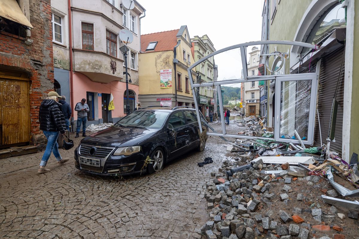 Na terenach objętych powodzią policja otrzymała od obywateli 12 zgłoszeń, które miały dotyczyć szabrowników (Photo by Andrzej Iwanczuk/NurPhoto via Getty Images)