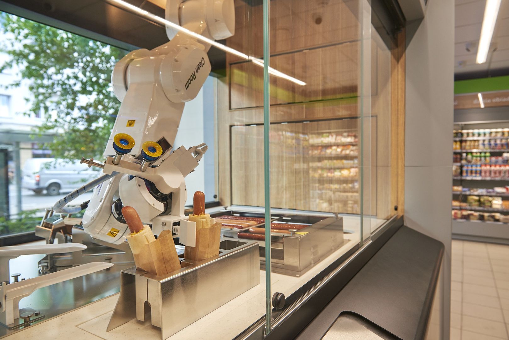 Kultowy hot-dog z Żabki serwowany przez… robota 