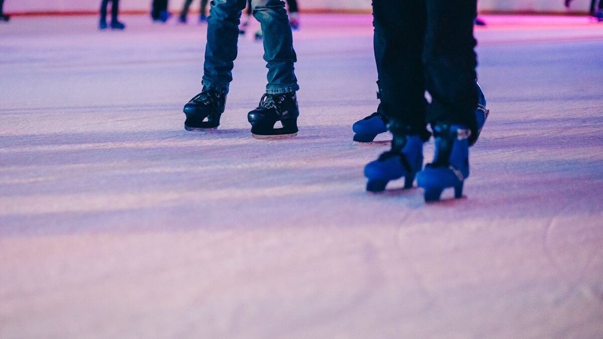 Łyżwiarze na lodowisku Icemania