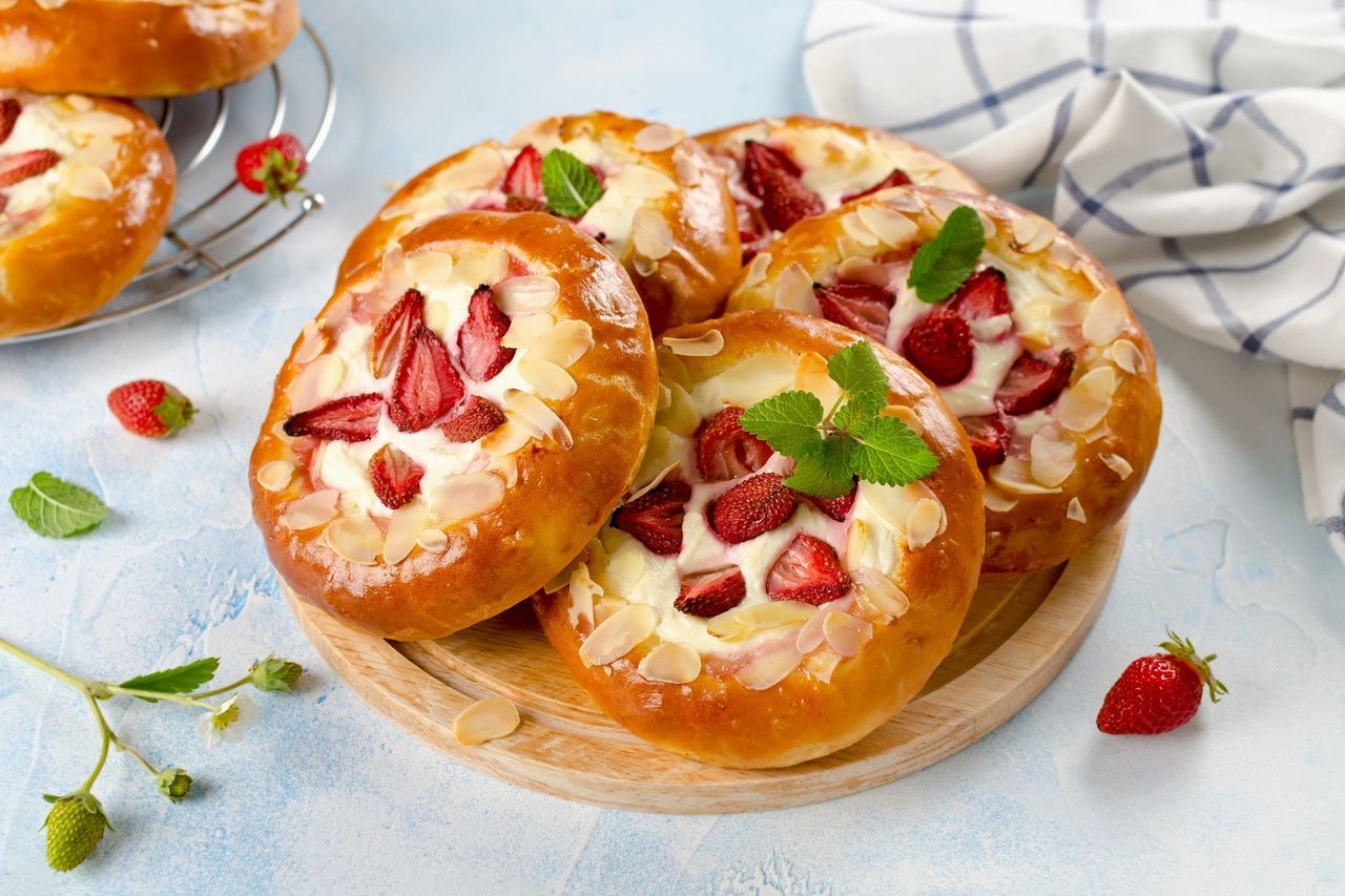 Najlepsze drożdżówki z truskawkami i budyniem. Puszyste, delikatne i wprost obłędne w smaku. Skuś się, a nie pożałujesz