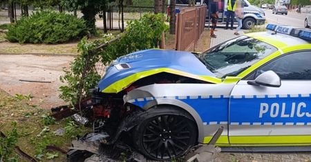 Jechali do wypadku. Policyjny mustang kompletnie rozbity