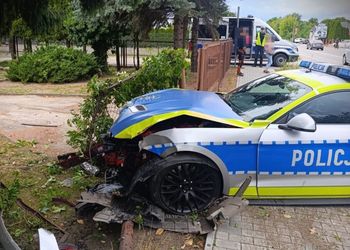 Jechali do wypadku. Policyjny mustang kompletnie rozbity