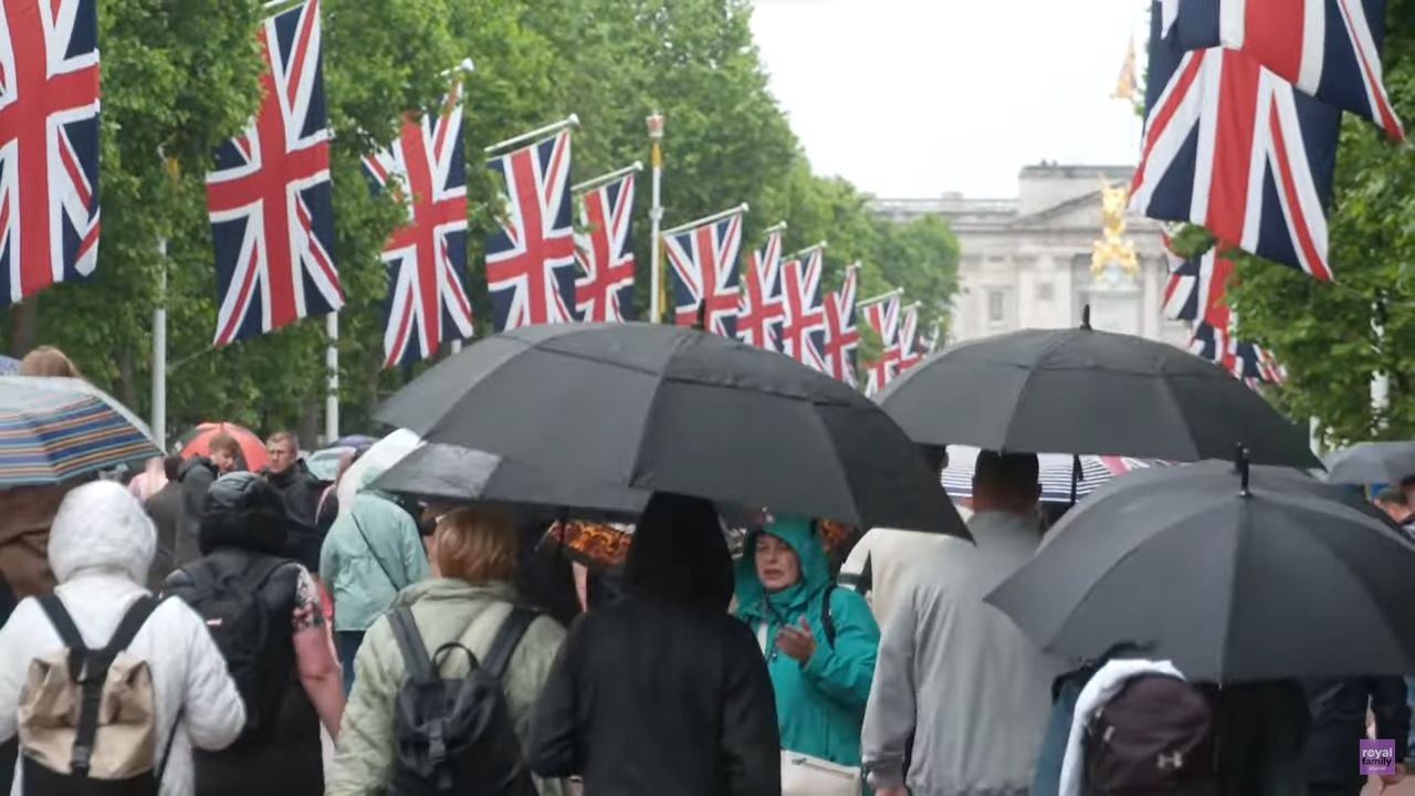 Nawet niesprzyjająca pogoda nie zniechęciła tysięcy Brytyjczyków od zobaczenia rodziny królewskiej.