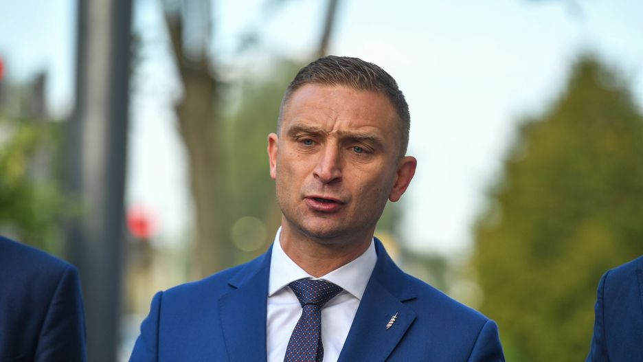 Warszawa, 01.09.2023. Były prezes Stowarzyszenia Marsz Niepodległości Robert Bąkiewicz podczas konferencji prasowej ws. poparcia dla obywatelskiej inicjatywy ustawodawczej "Rozliczamy Niemców", 1 bm. przy tablicy przy ul. Obozowej w Warszawie upamiętniającej pierwsze bombardowanie stolicy przez Niemców w 1939 r. (ad) PAP/Piotr Nowak