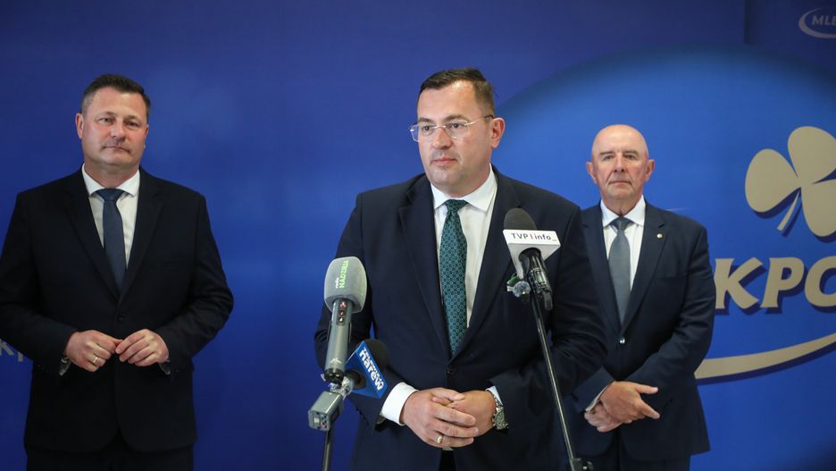 Grajewo, 07.07.2025. Minister rozwoju i technologii Krzysztof Paszyk (L) i wiceminister rolnictwa Stefan Krajewski (C) podczas konferencji prasowej w siedzibie Spółdzielni Mleczarskiej Mlekpol w Grajewie, 7 bm. Spotkanie dotyczyło wydania przez Suwalską Specjalną Strefę Ekonomiczną decyzji o wsparciu finansowym zakładów. (ad) PAP/Artur Reszko