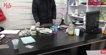 Reportaż "Bankierzy mafii z Wólki Kosowskiej". Kulisy wielkiego azjatyckiego bazaru
