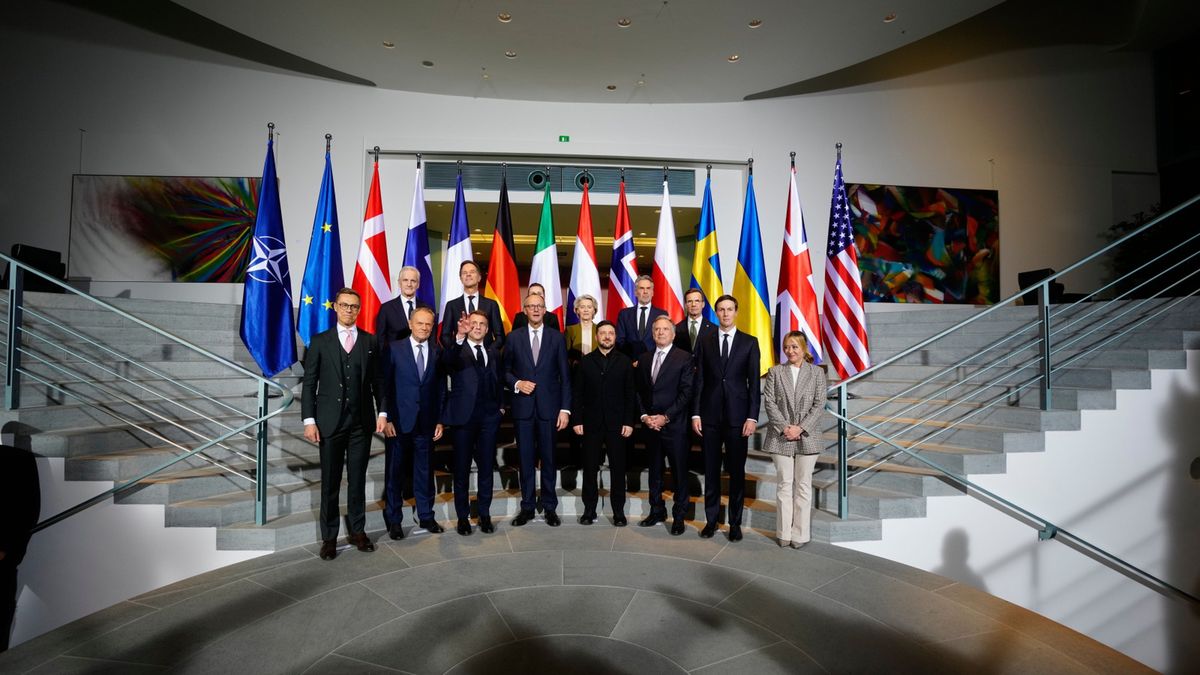 Berlin hosts summit with key European leaders on Ukraine peace
epa12594790 (L-R, 2nd row) Norway's Prime Minister Jonas Gahr Store, NATO Secretary-General Mark Rutte, Denmark's Prime Minister Mette Frederiksen, European Commission President Ursula von der Leyen, Dutch Prime Minister Dick Schoof, Swedish Prime Minister Ulf Kristersson, (L-R, front row) Finnish President Alexander Stubb, Polish Prime Minister Donald Tusk, France's President Emmanuel Macron, German Chancellor Friedrich Merz, Ukrainian President Volodymyr Zelensky, US Special Envoy Steve Witkoff, US president's son-in-law Jared Kushner and Italian Prime Minister Giorgia Meloni pose for a family photo at the Chancellery in Berlin, Germany, 15 December 2025. Berlin hosts US-Ukraine negotiations on a proposed peace plan, including a possible ceasefire in Ukraine, and a broader multilateral summit with key European leaders.  EPA/MARKUS SCHREIBER / POOL 
Dostawca: PAP/EPA.
MARKUS SCHREIBER / POOL
Ukraine peace, leaders, talks, Berlin