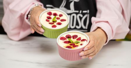 Mini serniczki z malinami znikają ze stołu w ekspresowym tempie. Każdy się nimi zachwyca