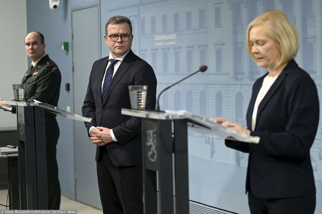 Premier Finlandii Petteri Orpo, minister spraw wewnętrznych Mari Rantanen (po prawej) i szef zarządu Straży Granicznej i Przybrzeżnej Matti Sarasmaa (po lewej)