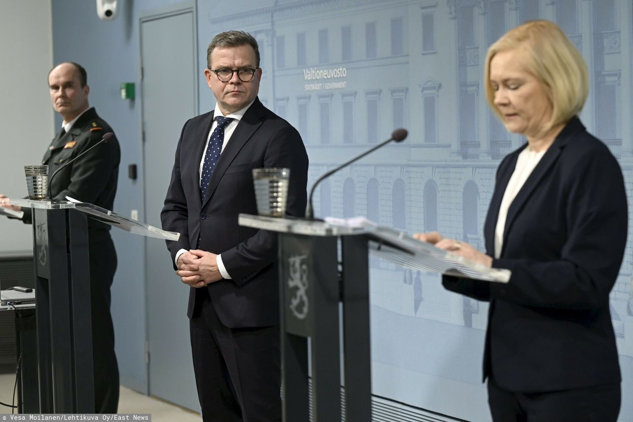 Premier Finlandii Petteri Orpo, minister spraw wewnętrznych Mari Rantanen (po prawej) i szef zarządu Straży Granicznej i Przybrze�żnej Matti Sarasmaa (po lewej)