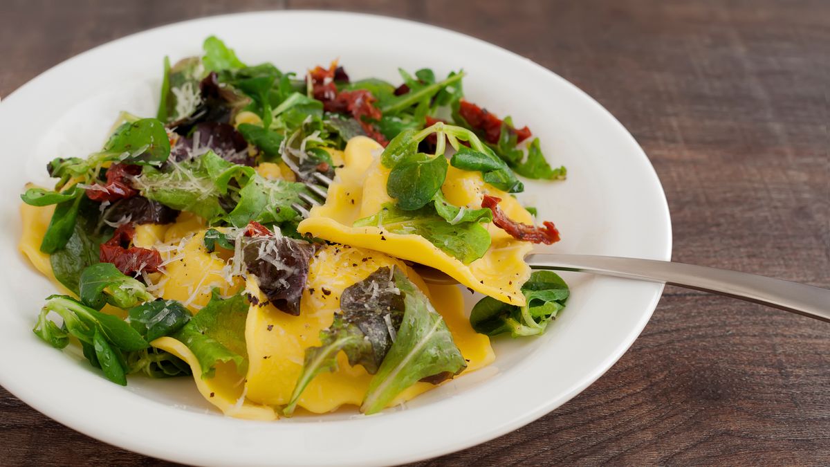 Sałatka z ravioli i kurczakiem smakuje wybornie