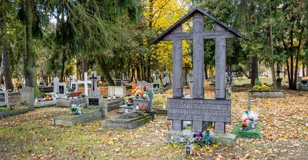 Zapomniany cmentarz w Pile skrywa niezwykłe historie. Mało kto wie, kto tu naprawdę spoczywa!