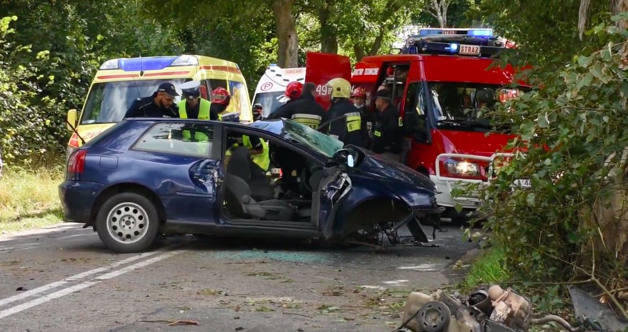 Pałubice. Wypadek audi na DW 214. Rannych jest 5 osób