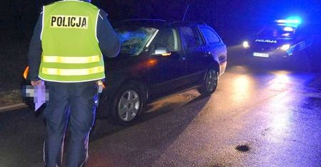 Zginął na drodze potrącony przez skodę. Nie miał na sobie odblasków
