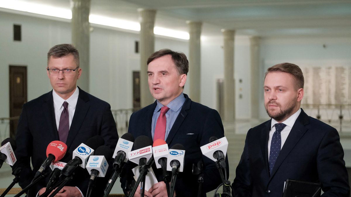Warszawa, 04.11.2022. Minister sprawiedliwości, prokurator generalny Zbigniew Ziobro (C), wiceminister klimatu i środowiska Jacek Ozdoba (P) oraz wiceminister sprawiedliwości Marcin Warchoł (L) podczas wypowiedzi dla mediów w Sejmie w Warszawie, 4 bm. (ad) PAP/Mateusz Marek