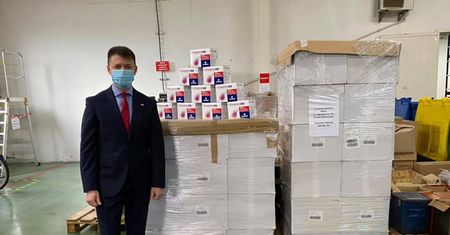 Poseł PiS pochwalił się prezentem od producenta leków. Potem zaczął kasować ślady