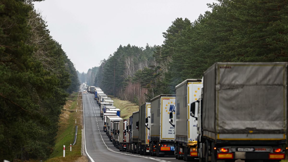BOBROWNIKI, POLAND - NOVEMBER 15: Trucks wait in a queue of about 30 kilometers due to increase in controls and the transactions at the Bobrowniki border crossing while Polish police direct trucks to the Bobrowniki border gate after Poland's Kuznica border gate was closed for security reasons in Bobrowniki, Poland on November 15, 2021. (Photo by Abdulhamid Hosbas/Anadolu Agency via Getty Images)