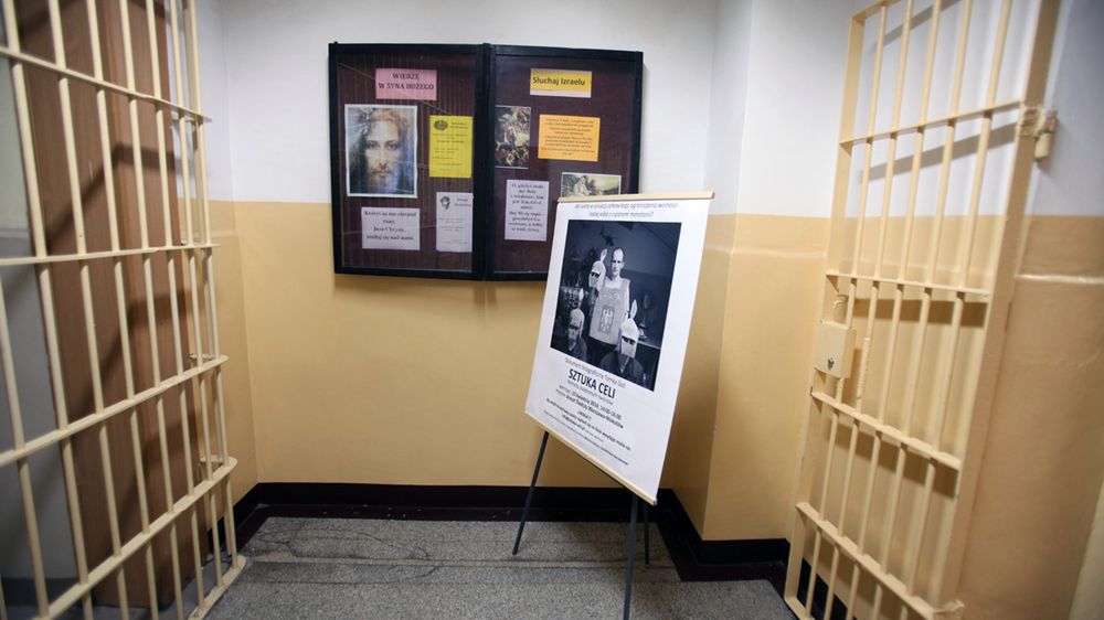 „Sztuka celi”. Relacja z wystawy, która trwała dwie godziny… w areszcie śledczym 1