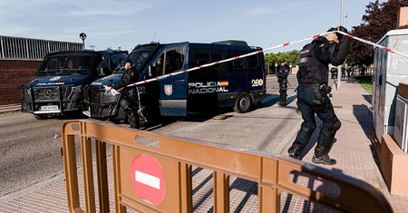Francja cofa migrantów. Hiszpanie bezradni