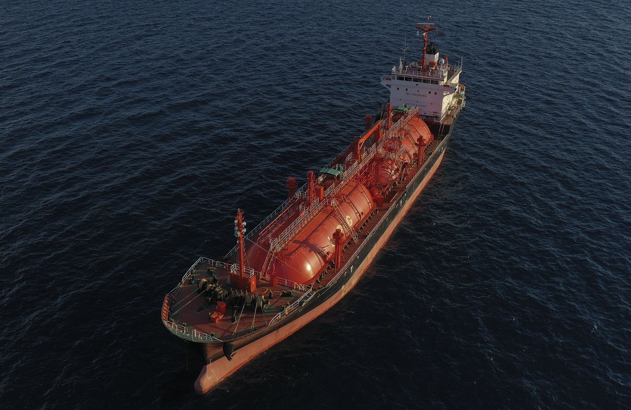 Katar po cichu wysyła LNG przez Ormuz. Tankowce płyną do Chin i Pakistanu