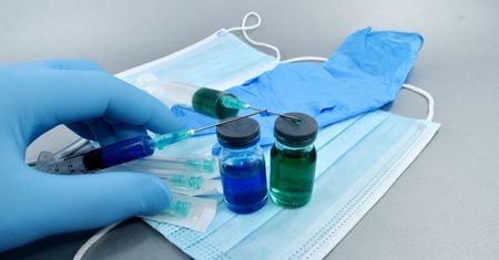Leki na koronawirusa pod lupą EMA. Któraś ze 180 firm osiągnie sukces?