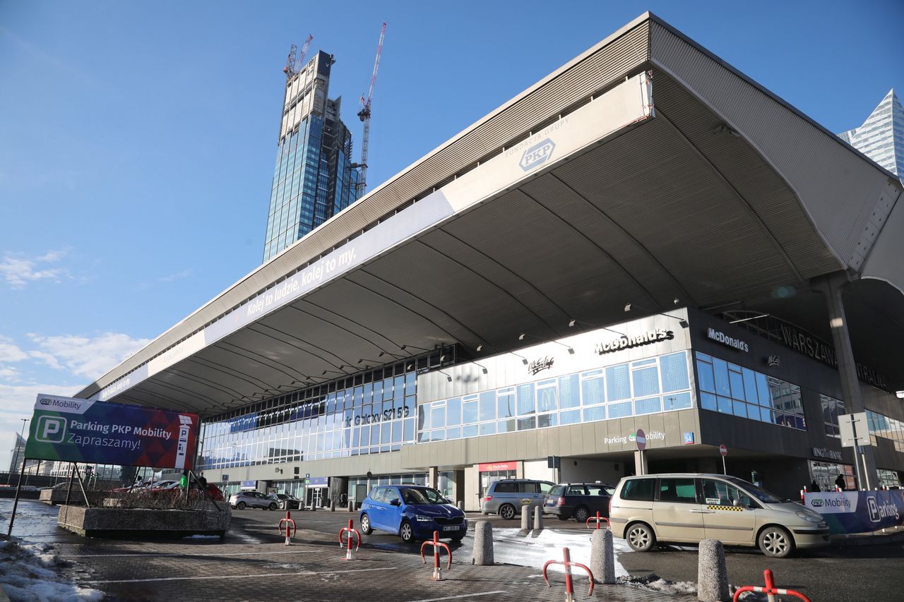 Warszawa. Awaria hydrantu na Dworcu Centralnym. Wodę usunięto