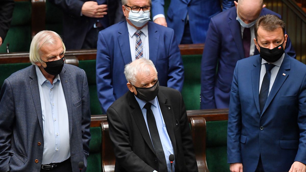 Warszawa, 13.01.2022. Wicemarszałek Sejmu Ryszard Terlecki (L), wicepremier, prezes PiS Jarosław Kaczyński (C) oraz minister obrony narodowej Mariusz Błaszczak (P) na sali obrad w drugim dniu posiedzenia Sejmu w Warszawie, 13 bm. Posłowie m.in. mają głosować nad wnioskami o uzupełnienie porządku dziennego o: informację szefa MSWiA w sprawie działań Straży Granicznej podejmowanych na granicy polsko-białoruskiej i na obszarze przygranicznym po 2 września 2021 roku oraz o informacje premiera na temat stanu negocjacji prowadzonych z Republiką Czeską w sprawie wydobycia węgla brunatnego w kopalni Turów oraz działań rządu zmierzających do zakończenia sporu. (kf) PAP/Radek Pietruszka