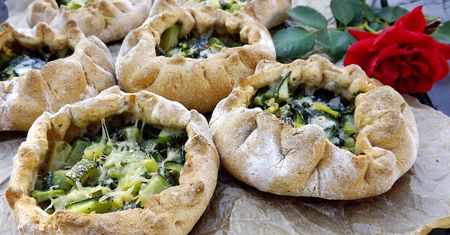 Mini pizze z cukinią. Tak pyszne, że trudno się im oprzeć
