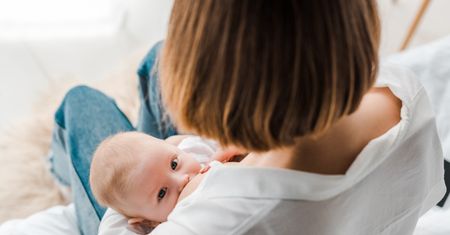 Ulewanie u noworodka i niemowlaka – przyczyny, objawy i leczenie