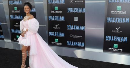 Rihanna w różowym tiulu, Cara Delevingne i Kendall Jenner na premierze "Valeriana" (ZDJĘCIA)