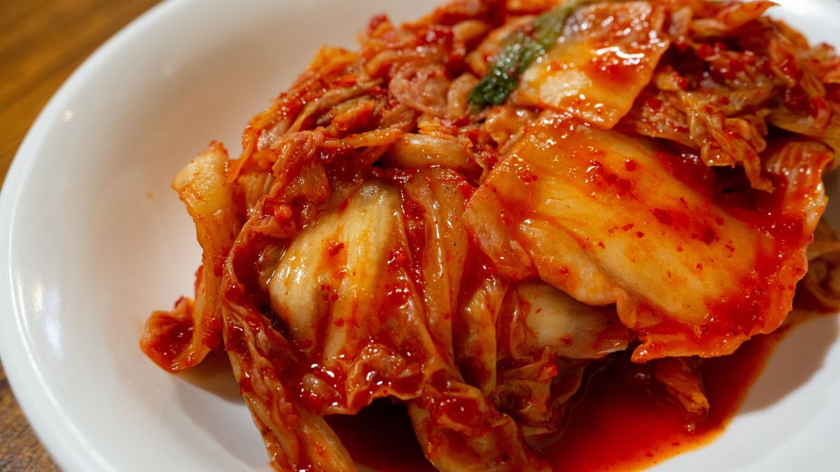 Kimchi zawiera też bakterie Lactobacillus, które korzystnie wpływają na florę bakteryjną jelit