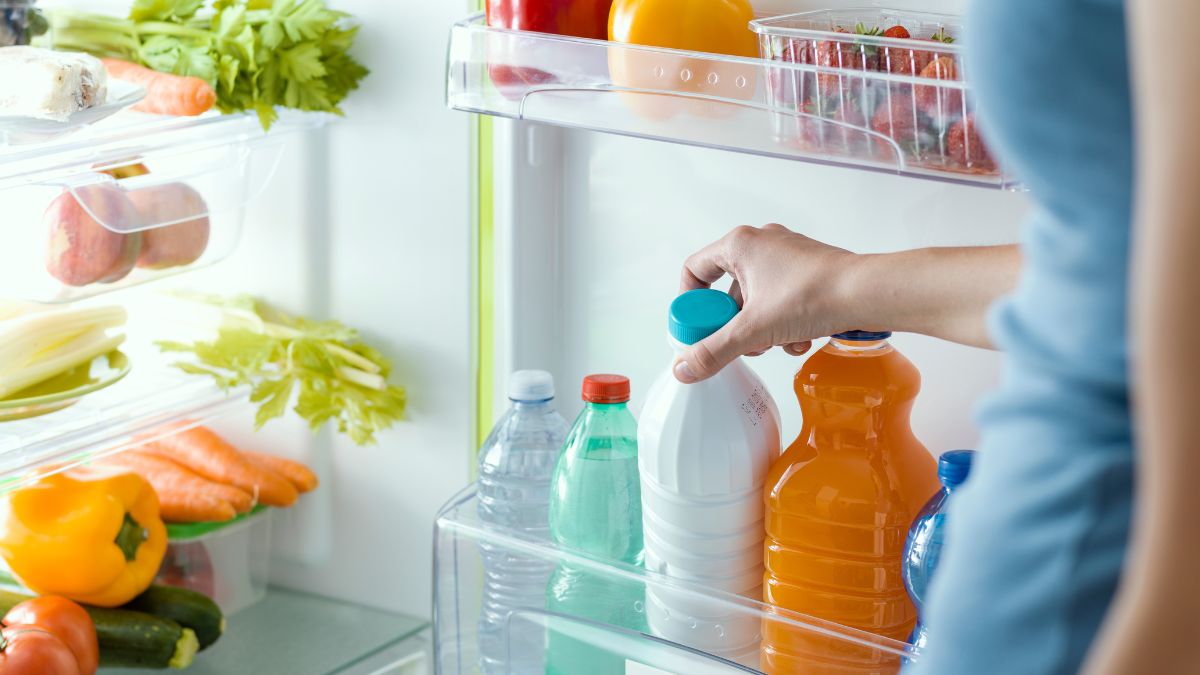 Dlaczego nie powinno się przechowywać mleka na drzwiach lodówki?