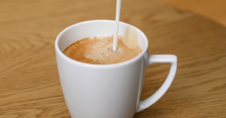 "Przestań dolewać". Proktolog mówi, komu nie służy kawa z mlekiem