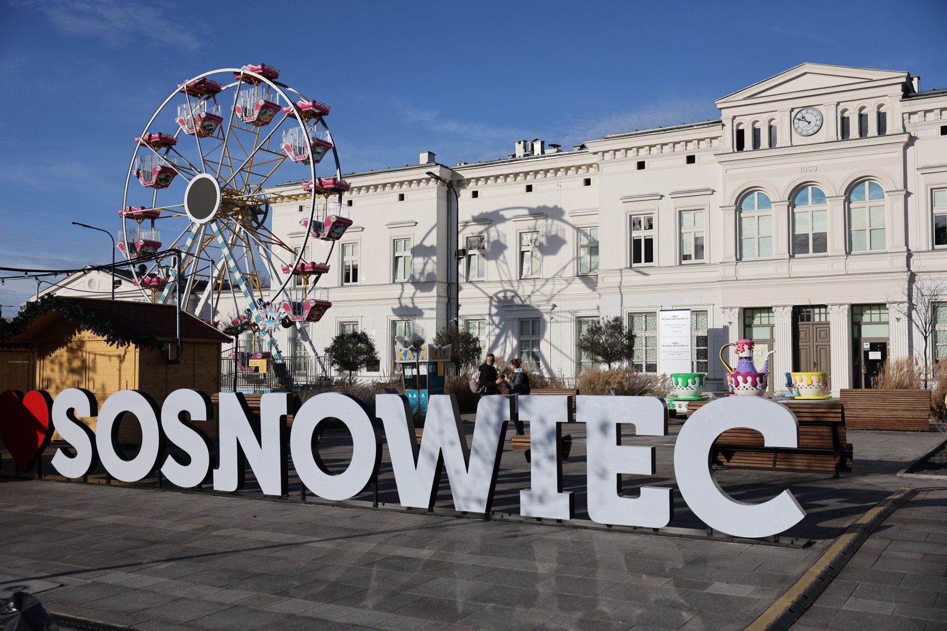 Plac przed dworcem kolejowym został odświeżony w 2022 roku