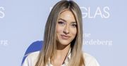 Wskoczyła w dzierganą mini. Ten model to absolutny hit lata
