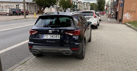 Czym się różni zakaz zatrzymania się od zakazu postoju?