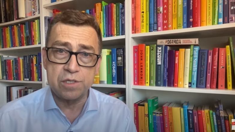 Maciej Orłoś zaaranżował tęczową biblioteczkę na potrzeby swojego internetowego show