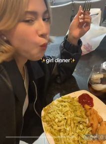 "Girl Dinner". Smakowity trend, który podbija TikToka