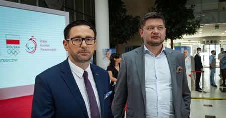 Kim jest Adam Burak z "taśm Daniela Obajtka"? Kariera byłego dziennikarza Polsatu