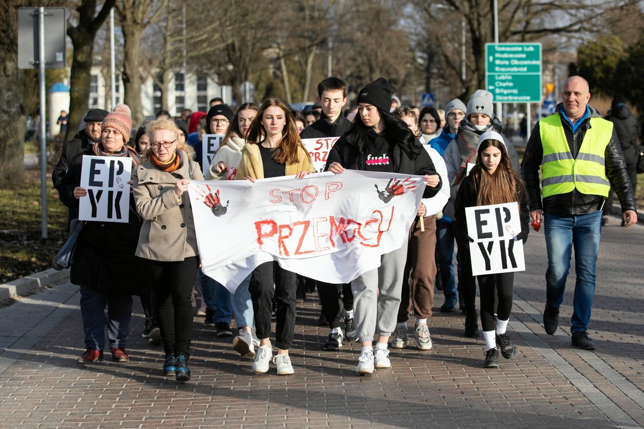 Dwoje nastolatków podejrzanych ws. śmiertelnego pobicia Eryka na wolności. Matka chłopca "zdruzgotana"