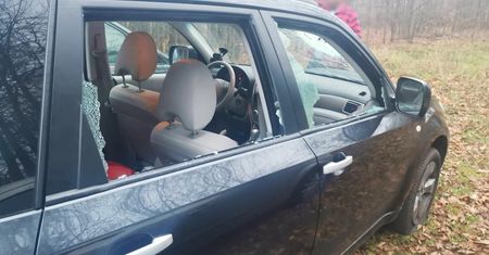 Zniszczone auta Medyków na Granicy. Trzy osoby trafiły do aresztu