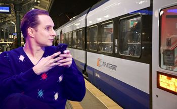 Zasnął w pociągu. Pokazał, co znalazł na fotelu po przebudzeniu