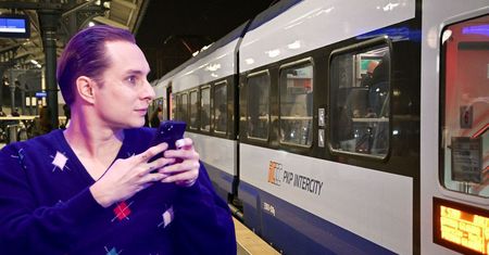 Zasnął w pociągu. Pokazał, co znalazł na fotelu po przebudzeniu