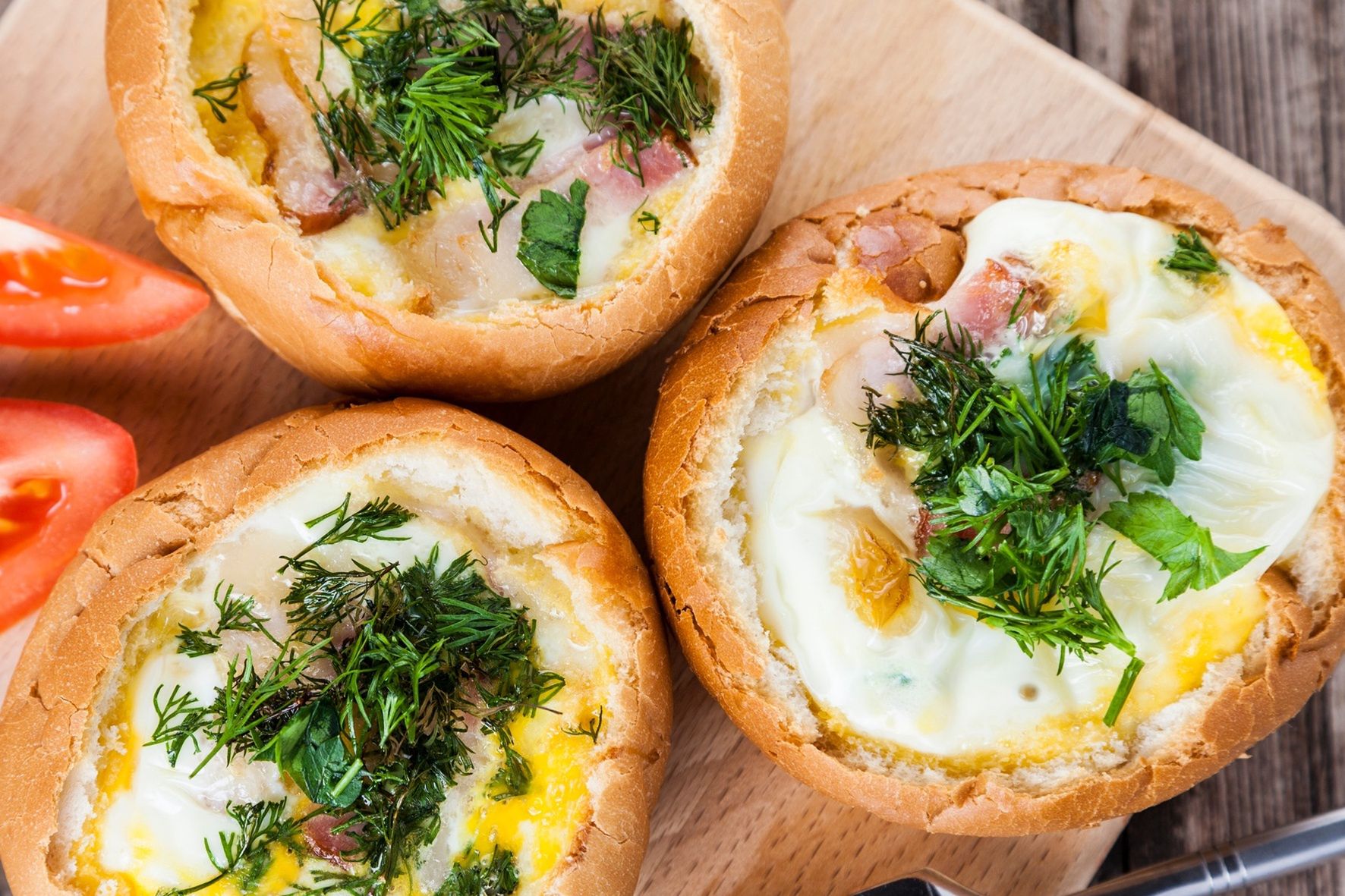 Zamień nudną jajecznicę na śniadaniowe zapiekanki z jajkiem. Za ten przepis należy się medal