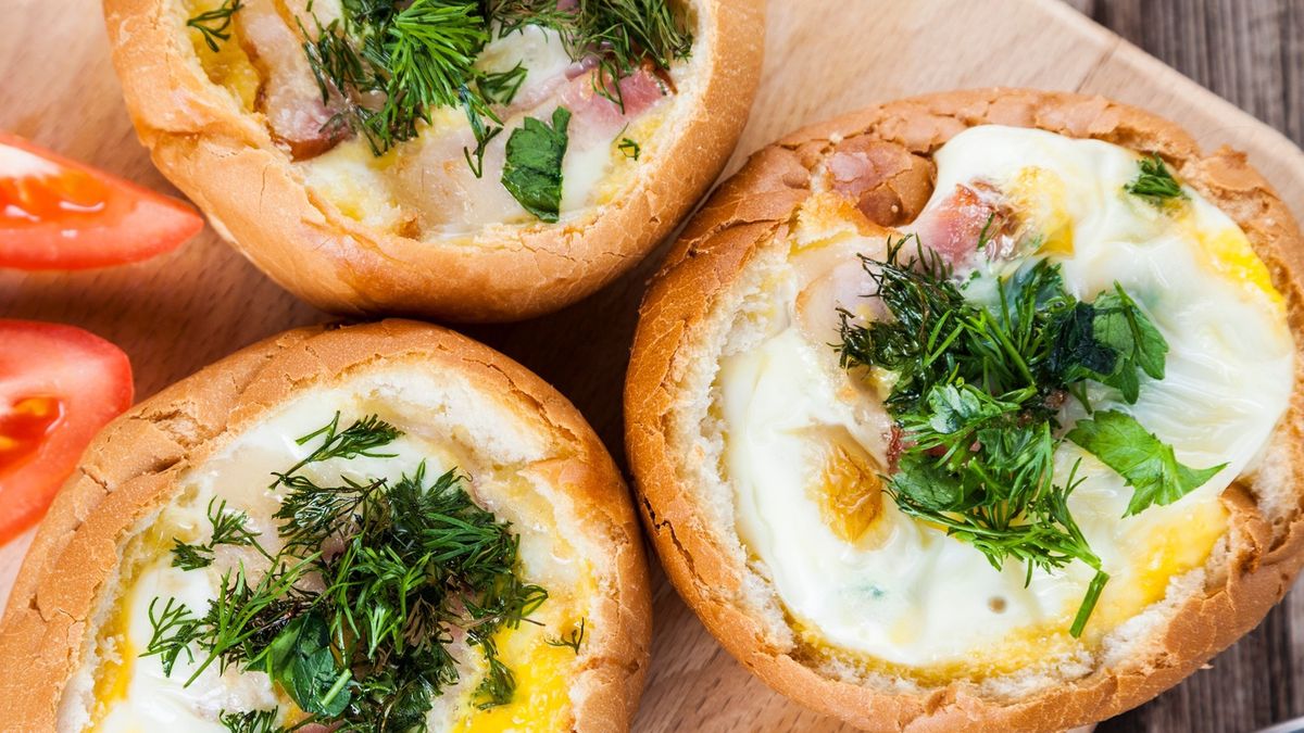 Jajka zapiekane z kajzerkach