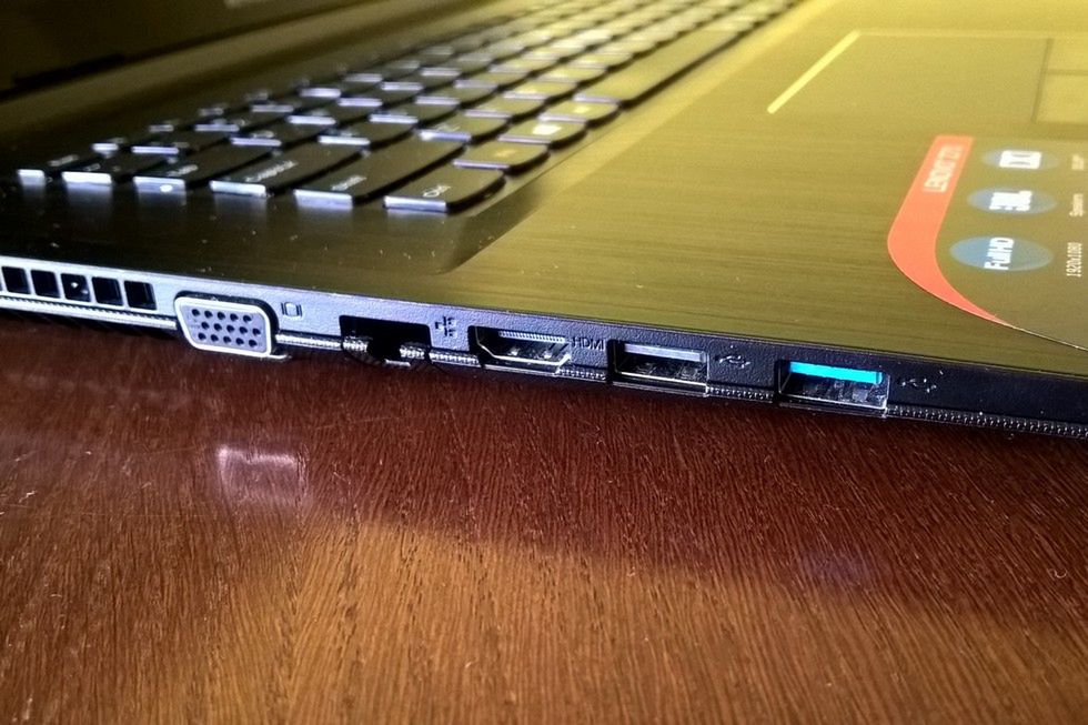 Lenovo Z70 - gniazda z lewej strony obudowy: VGA, RJ-45, HDMI, USB 2.0 i USB 3.0