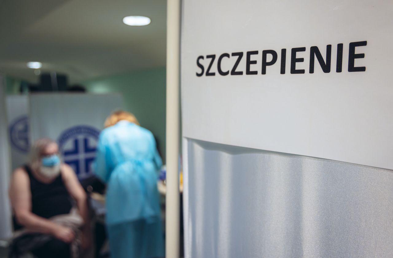 Szczepienia w zakładach pracy. Zgłosiło się blisko 500 pracodawców i ponad 530 tys. osób chętnych