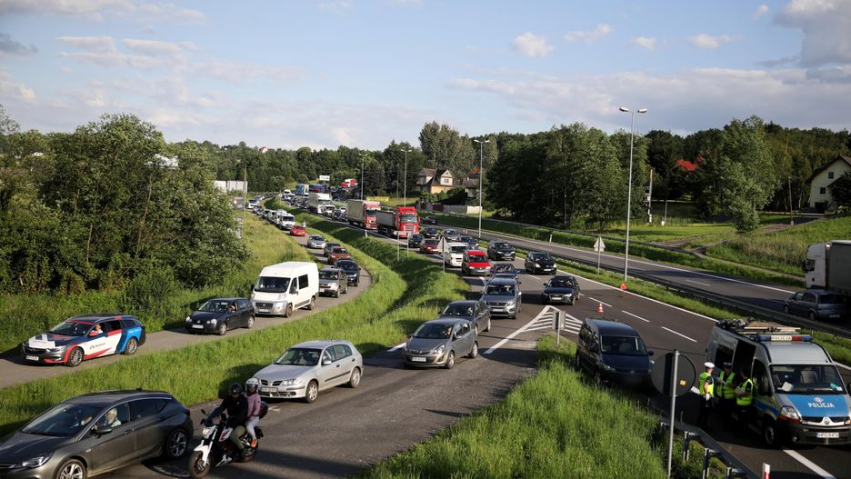 Zakopianka w okolicach Głogoczowa. Tu często dochodzi do wypadków z udziałem pieszych
