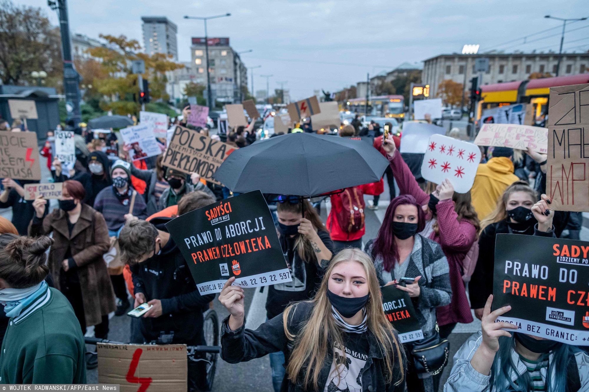 Kobiety protestują na ulicach po wyroku TK